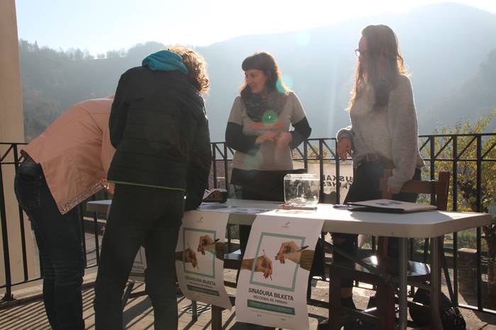 Galdeketaren harira, sinadura bilketa Elduainen 1 1482081495898