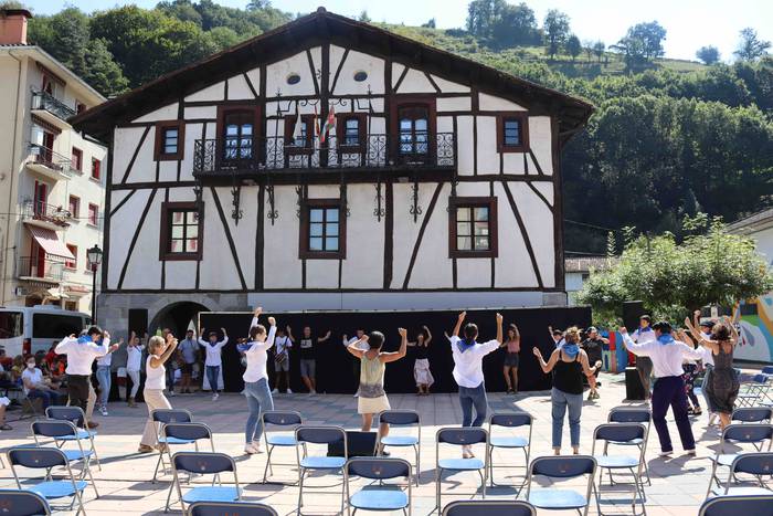 Dantzan igaro dute goiza Liz 1 1630841466396