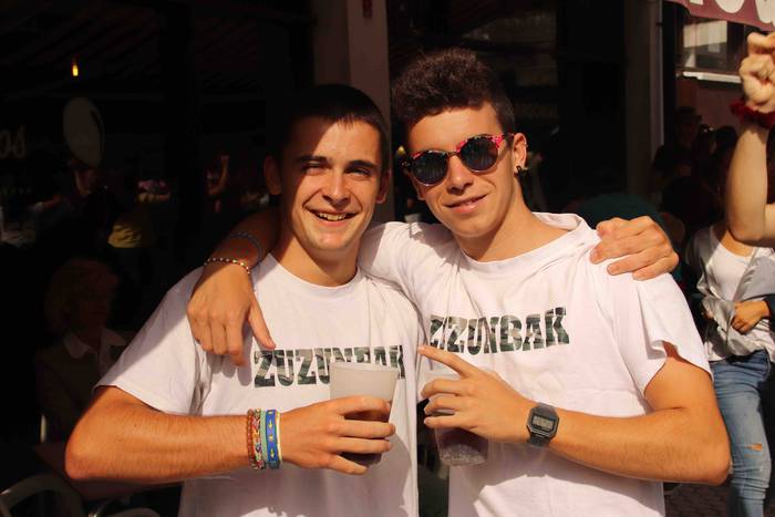 Kalean gora eta behera, kuad 71 1564506832084