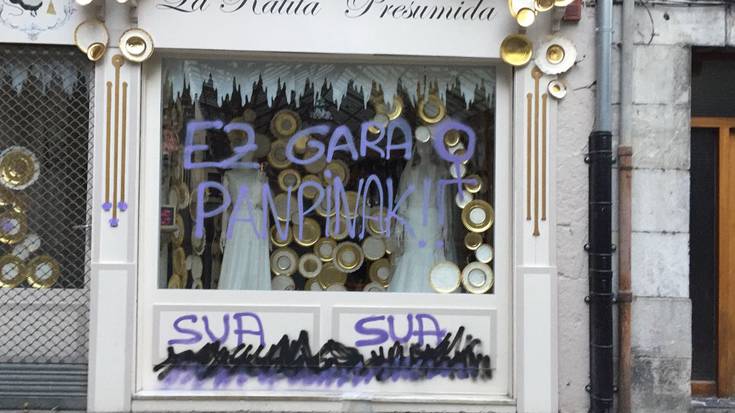«Kontsumo matxistaren aurkako» pintaketak agertu dira Tolosako dendetan