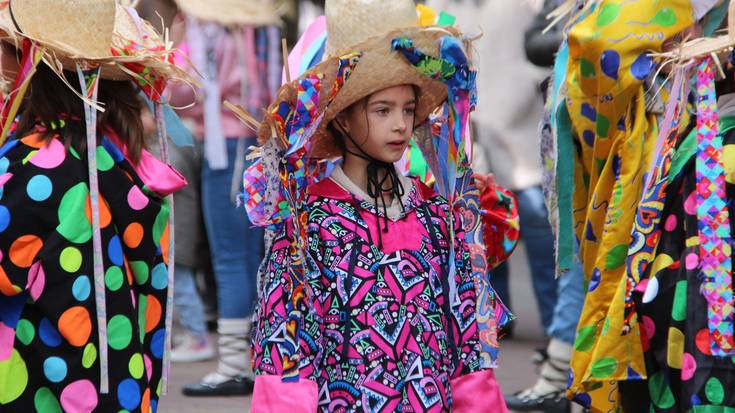 Bertan behera, biharko dantzari txikien kalejira