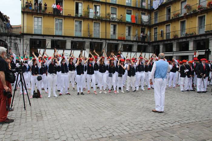 Santuek eta dantzariek poztu 161 1498313072975