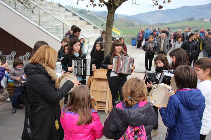 Azoka eguna Altzon 22 1481457272069