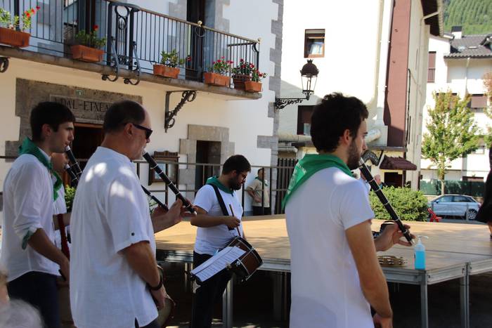 Berriro ere elkarri eskutik  40 1632576980129