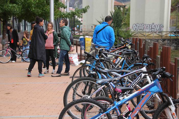 BIgarren eskuko azoka, mugik 2 1664013931265