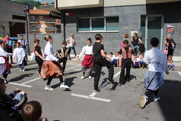 Haurrek alaitu dituzte kalea 36 1494677964517