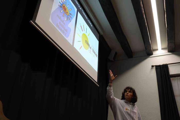 Eskola Txikien Festako logo  16 1668190202191