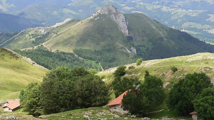Aralarko eremu babestuaren «etorkizuna zalantzan» dagoela diote Eguzkik eta Landarlanek