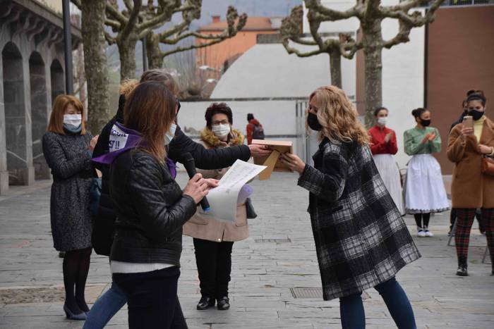 Emakume merkatari eta ostala 8 1615215644439