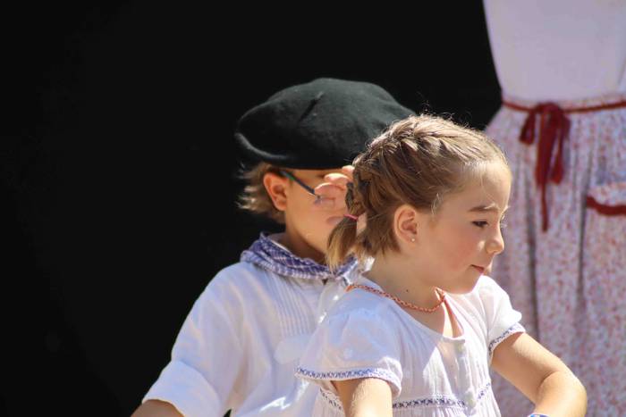 Dantzan igaro dute goiza Liz 57 1630841489517