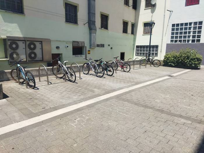 Ibarrako plazako bizikleta aparkalekua lekualdatu eta handitu dute