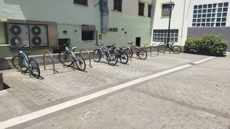Ibarrako plazako bizikleta aparkalekua lekualdatu eta handitu dute