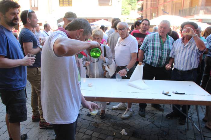 Haurrak jolasean, helduak jan eta edanean 58 1468672378719