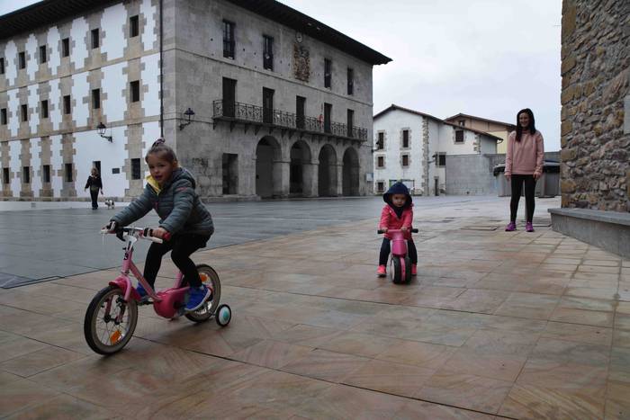 Haurrak kalera atera dira 3 1587900336939