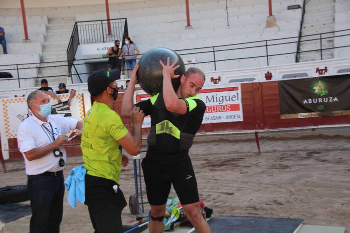 Izetatarrek jantzi dute txap 50 1624130529400