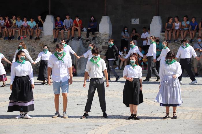 Berriro ere elkarri eskutik  46 1632576980845