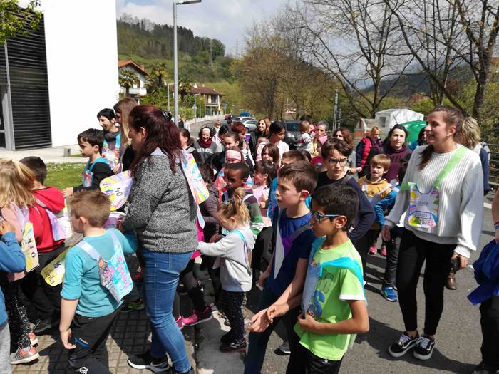 Korrika Txikia egin dute Ika 12 1555079781144