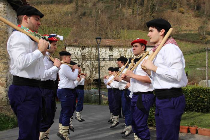 Ajerik gabe, makila eta lau  3 1551617722653