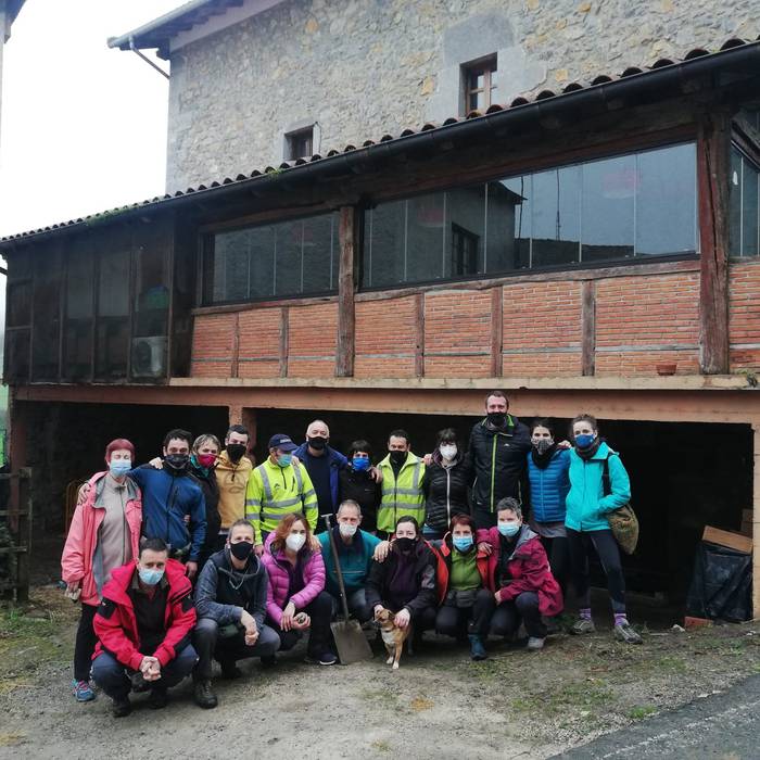 Auzolanean garbitu dute Plazaetxeberriko sotorako sarrera