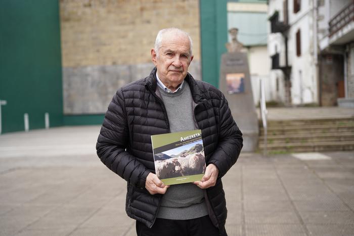 «Liburua hein handi batean garai bateko artzaintzari begira eginda dago»