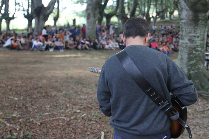 Tolosako erraldoiak basoan dantzari Et Incarnatusekin 1 1474740773015