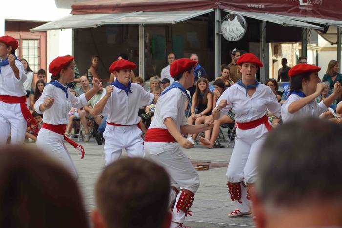 Dantza sokara batu dira emak 19 1660153173026