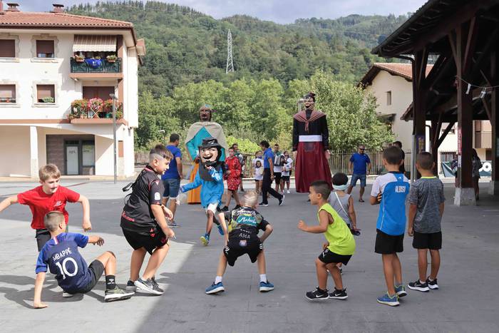 Kalejiraren atzetik eta buru 1 1660214345170