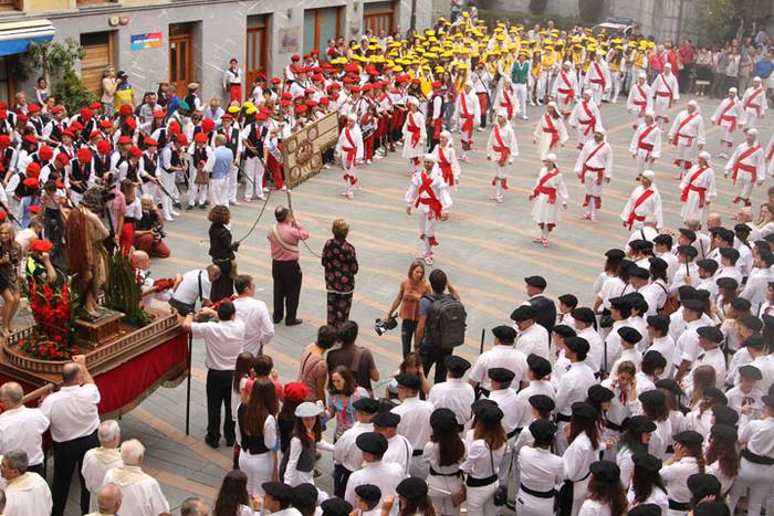 Santuek eta dantzariek poztu 174 1498313146697