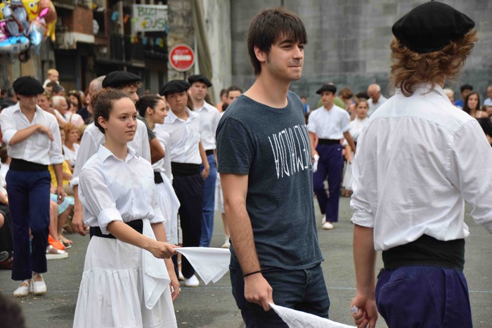 Soka dantzak jende ugari bildu du Errebote plazan - 64