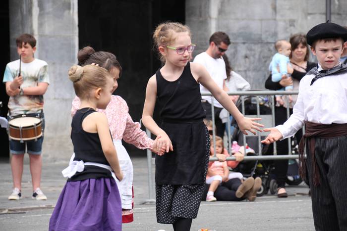 Dantzari txiki eguna Villabonan 49 1465749483542