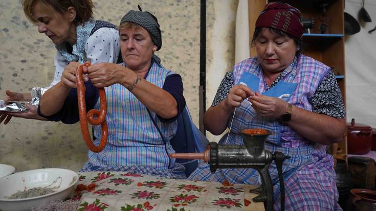 Txerri hiltzearen bueltan egin dute azoka