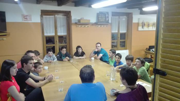 IKASTURTEARI BUKAERA BIKAINA EMAN DIOTE BERTSO-ESKOLETAKO IKASLEEK