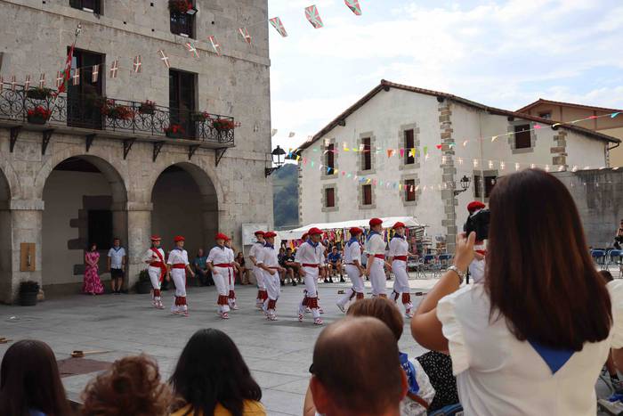 Dantza sokara batu dira emak 2 1660153163275