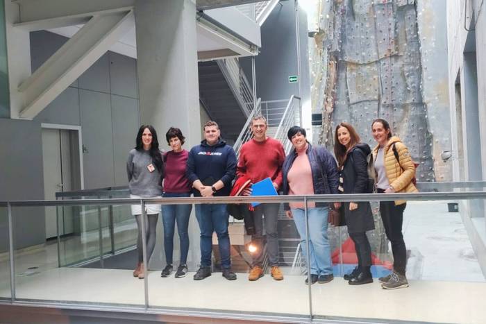 «Kezka» azaldu dute kiroldegiko zenbait gunetan haur eta gaztetxoek mugikorra maiztasunez erabiltzeagatik