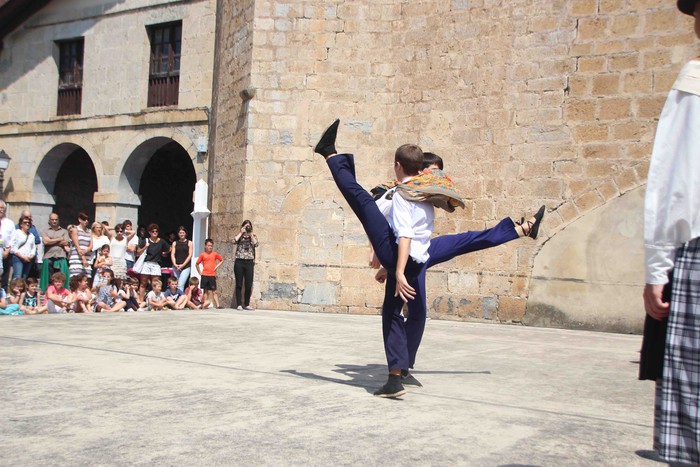 Emakumeak dantzari, lehenengo aldiz soka dantzan - 18