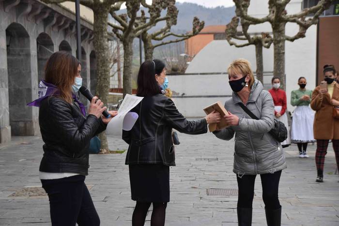 Emakume merkatari eta ostala 9 1615215645716