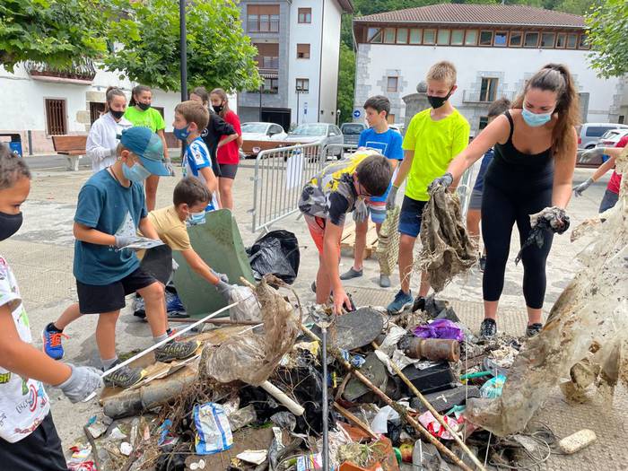 Amezketa inguruak garbitzen  3 1627558494629