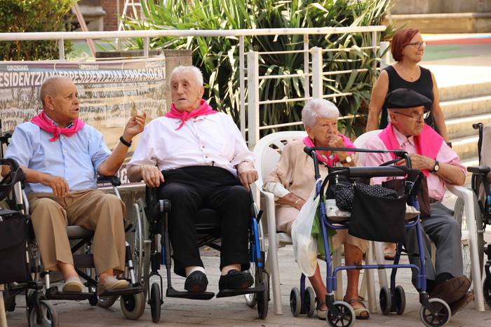 Helduenei dantza eginez hasi 16 1564057638933