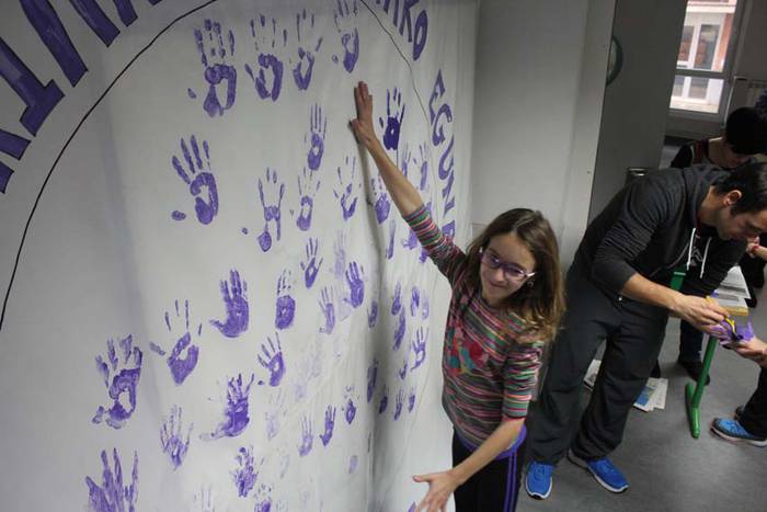 Azaroak 25 Ikaztegietako eskolan murala 19 1448454567510