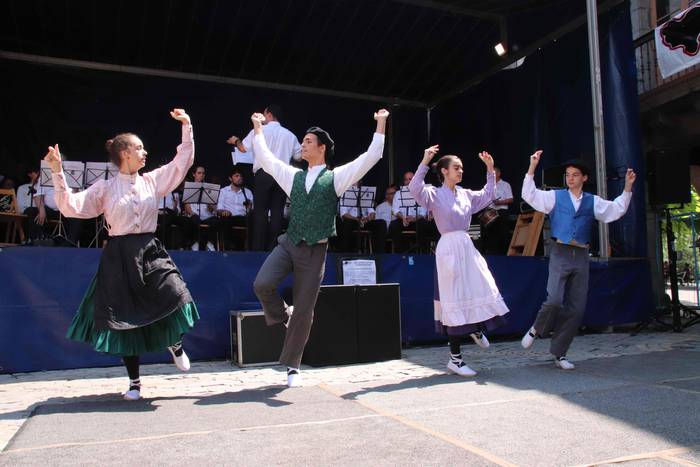 Musikak eta dantzak jantzi d 27 1531658997215