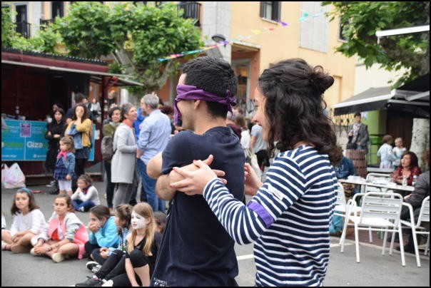 Festa berdinzaleagoen alde, denak elkarrekin arraunean