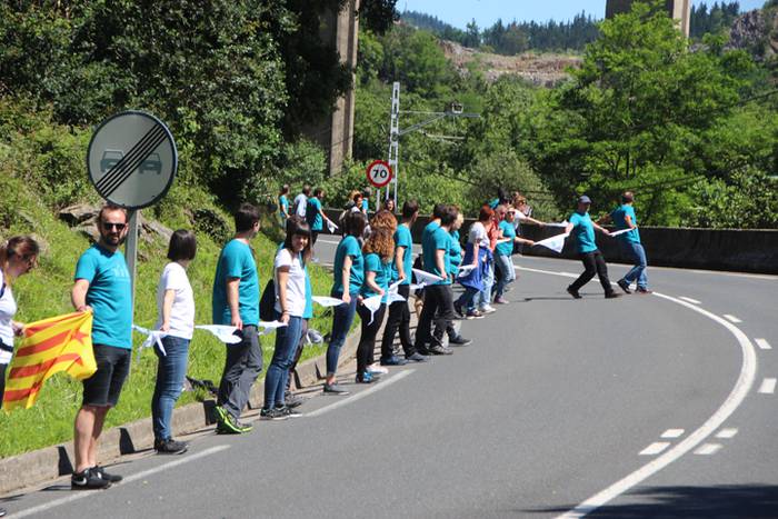 Eskuak batuta, desio bakarre 57 1528640894355