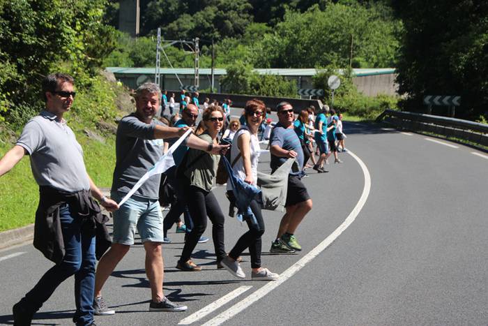 Eskuak batuta, desio bakarre 50 1528640837150