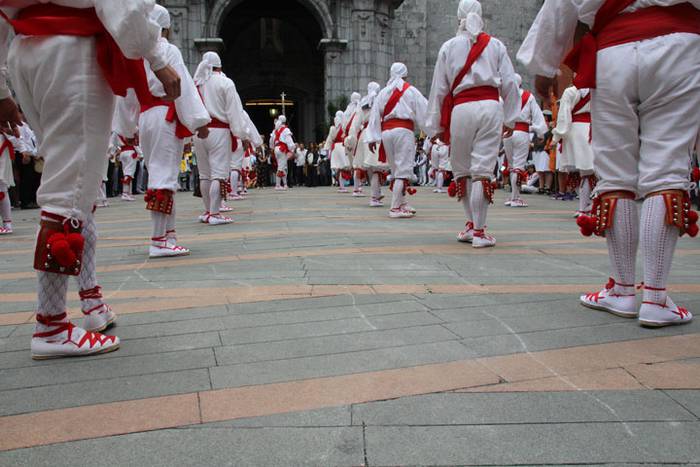 Santuek eta dantzariek poztu 48 1498312439430