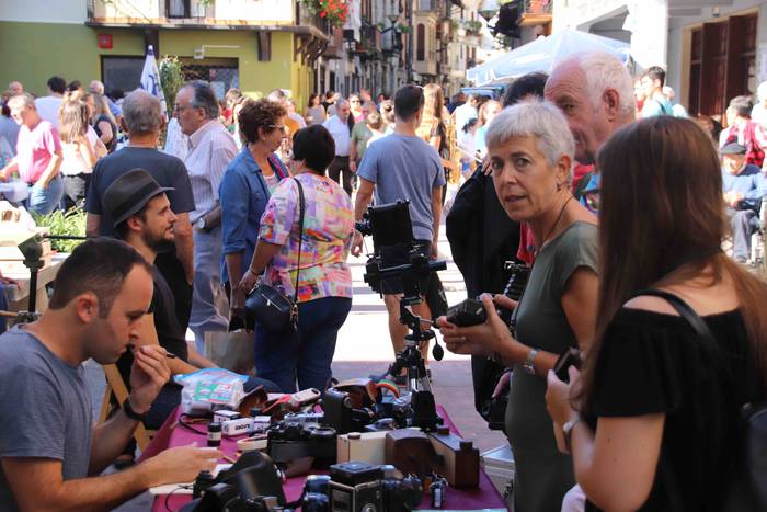 Argazki kamerak eskuan hartu 1 1569759103618