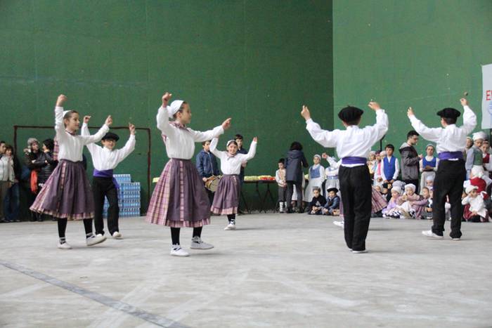 Dantzari txiki eguna anoetan 26 1463914948660