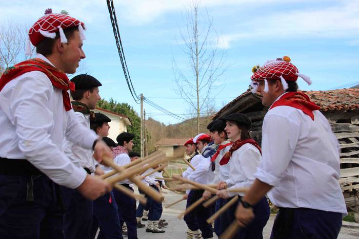 Ajerik gabe, makila eta lau  36 1551617950241