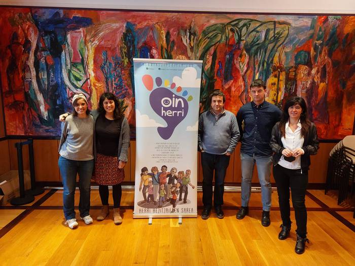 Ibarrako Udalak bat egin du Oinherri herri hezitzaileen sarearekin