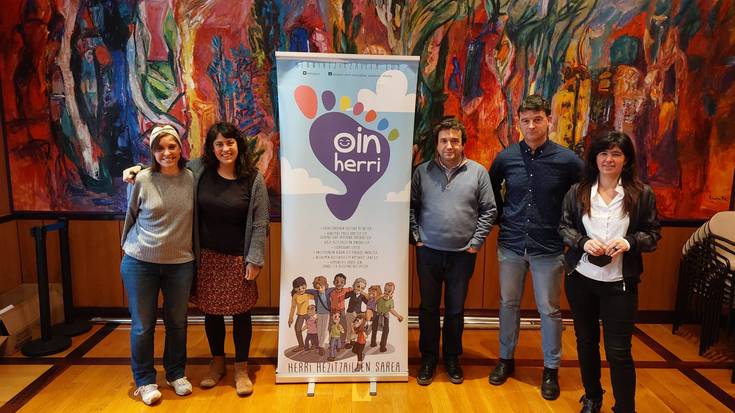 Ibarrako Udalak bat egin du Oinherri herri hezitzaileen sarearekin