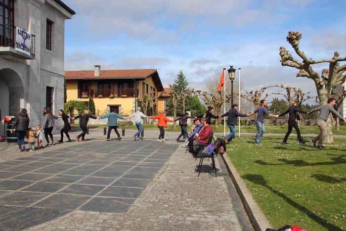 Emakumeek dantzan jarri dute 57 1552145631694